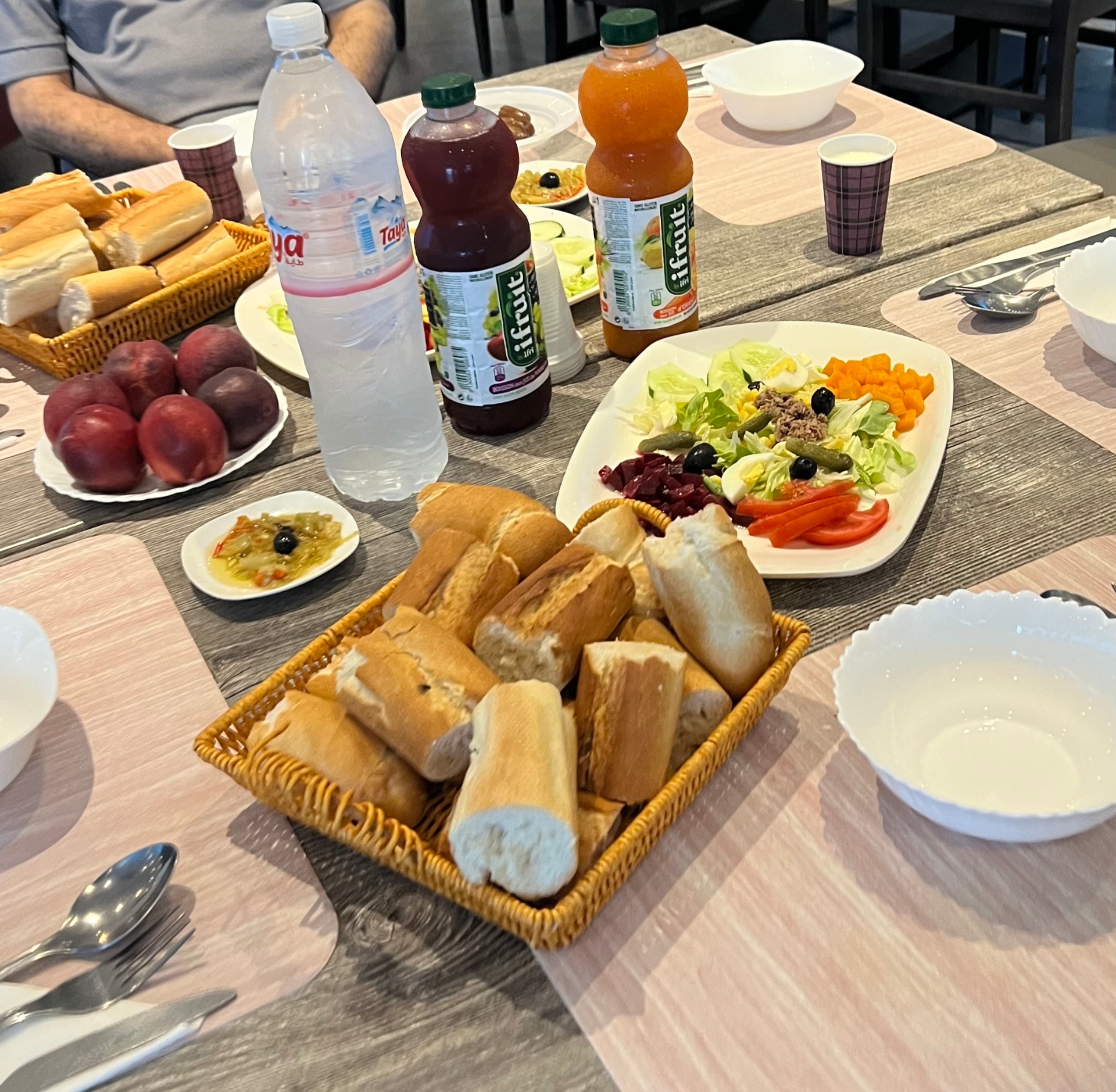 طبق من مطعم المخيم